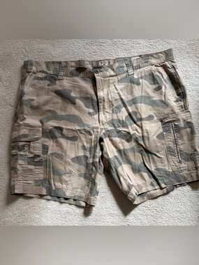 Mens Red Head cargo shorts. Size 48.